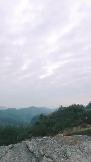 史上最強山賊：撿個女帝當老婆 第1集