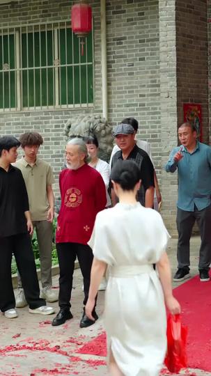 Crowned in Love: The Mother of Three Big Shots Episode 2