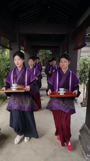 Esposa Tradicional Descartada: Retomei Glória e Amor na Batalha 7Episódio